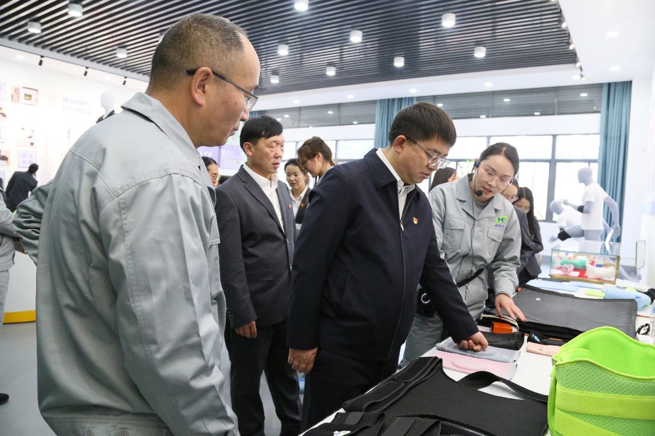 中共宣威市醫(yī)保局黨組與公司黨支部聯(lián)合舉辦“送法進(jìn)企業(yè)”主題黨日活動(dòng)